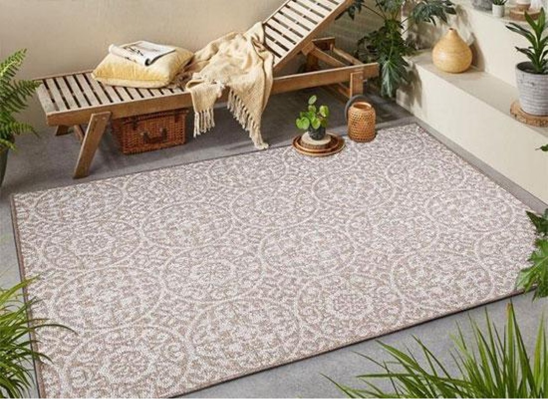 كيفية اختيار أفضل السجاد للمساحات الخارجية