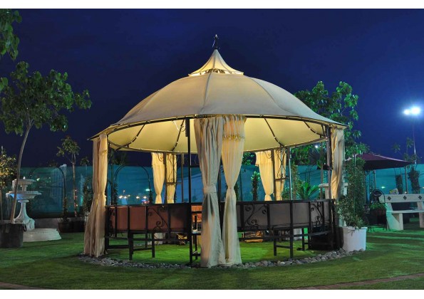 مظلة حديقة دائرية كبيرة مع مقعد