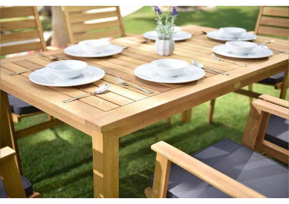 طاولة طعام خشبية