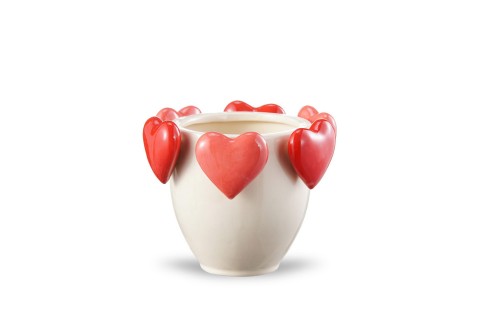 حوض سيراميك أبيض بقلوب حمراء